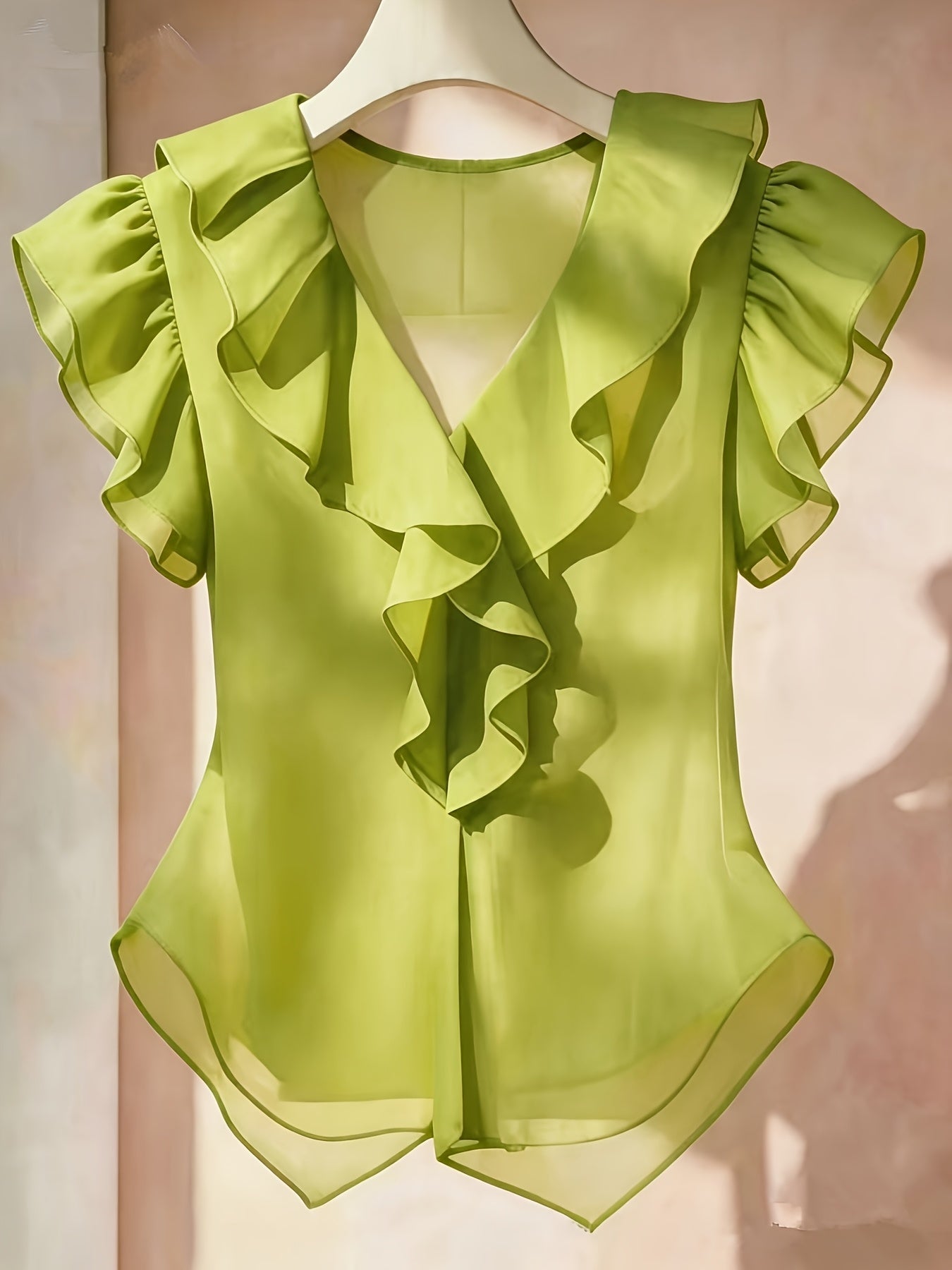 Damevolantbluse med V-hals og volanger – Elegant chiffongbluse for kontor og kveld