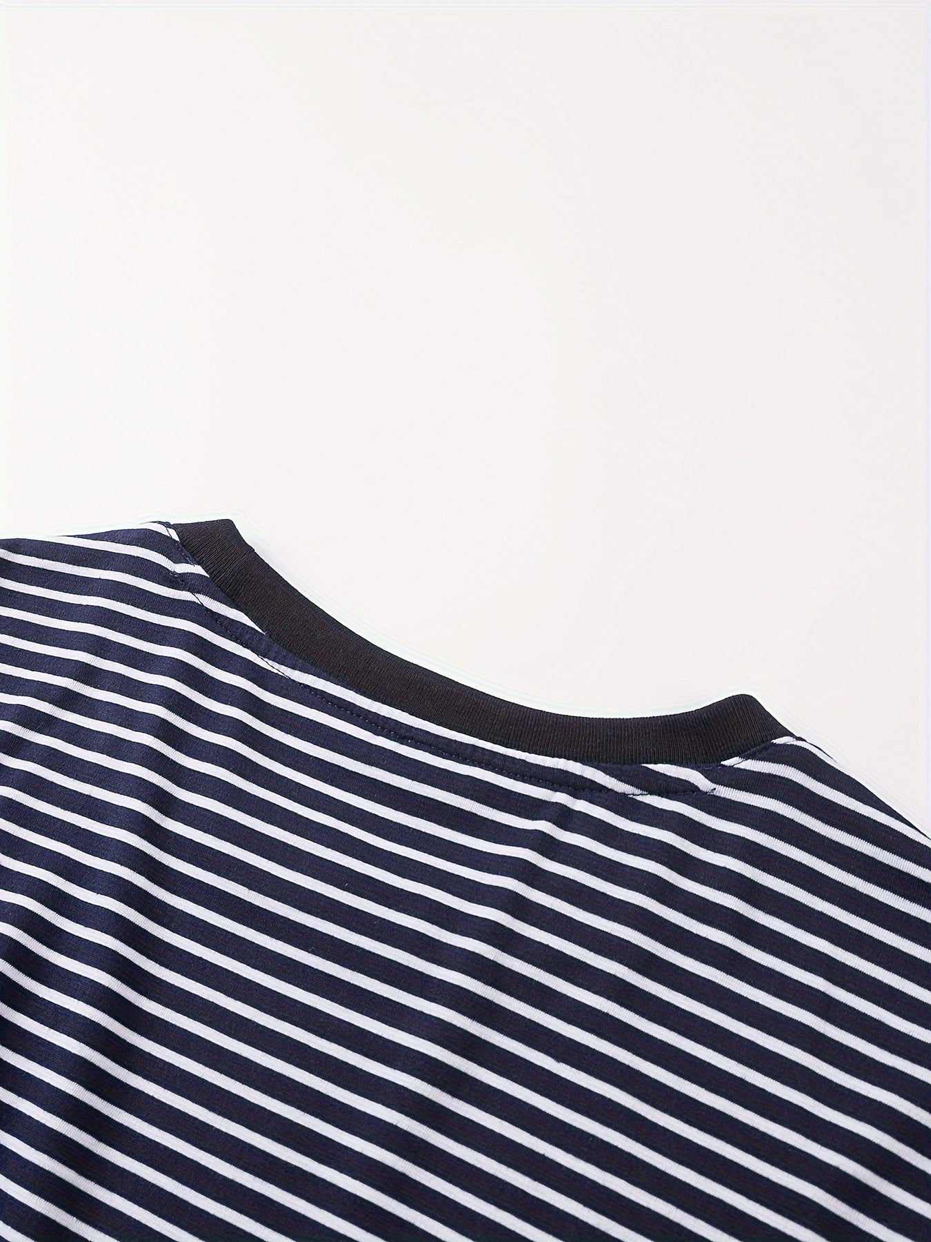 Męski T-shirt z klasycznymi paskami – krótki rękaw, nowoczesny i wszechstronny