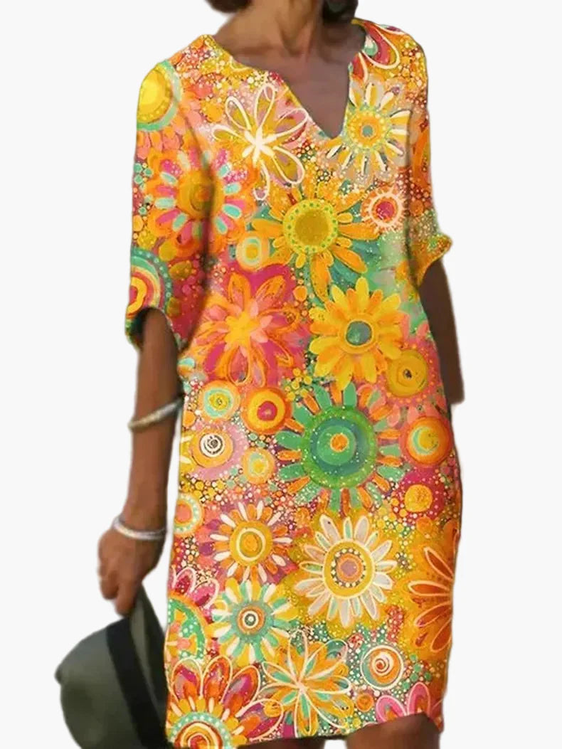 Dame fritidskjole med V-hals og blomsterprint – Sommerkjole i boho-stil for hverdag og ferie