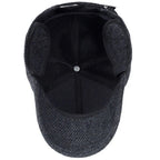 Klassieke wintermuts met oorflappen in snapback-stijl