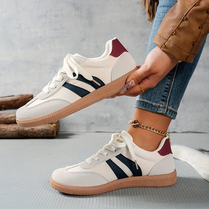 Damsneakers i retrostil med sportig design för vardag och fritid