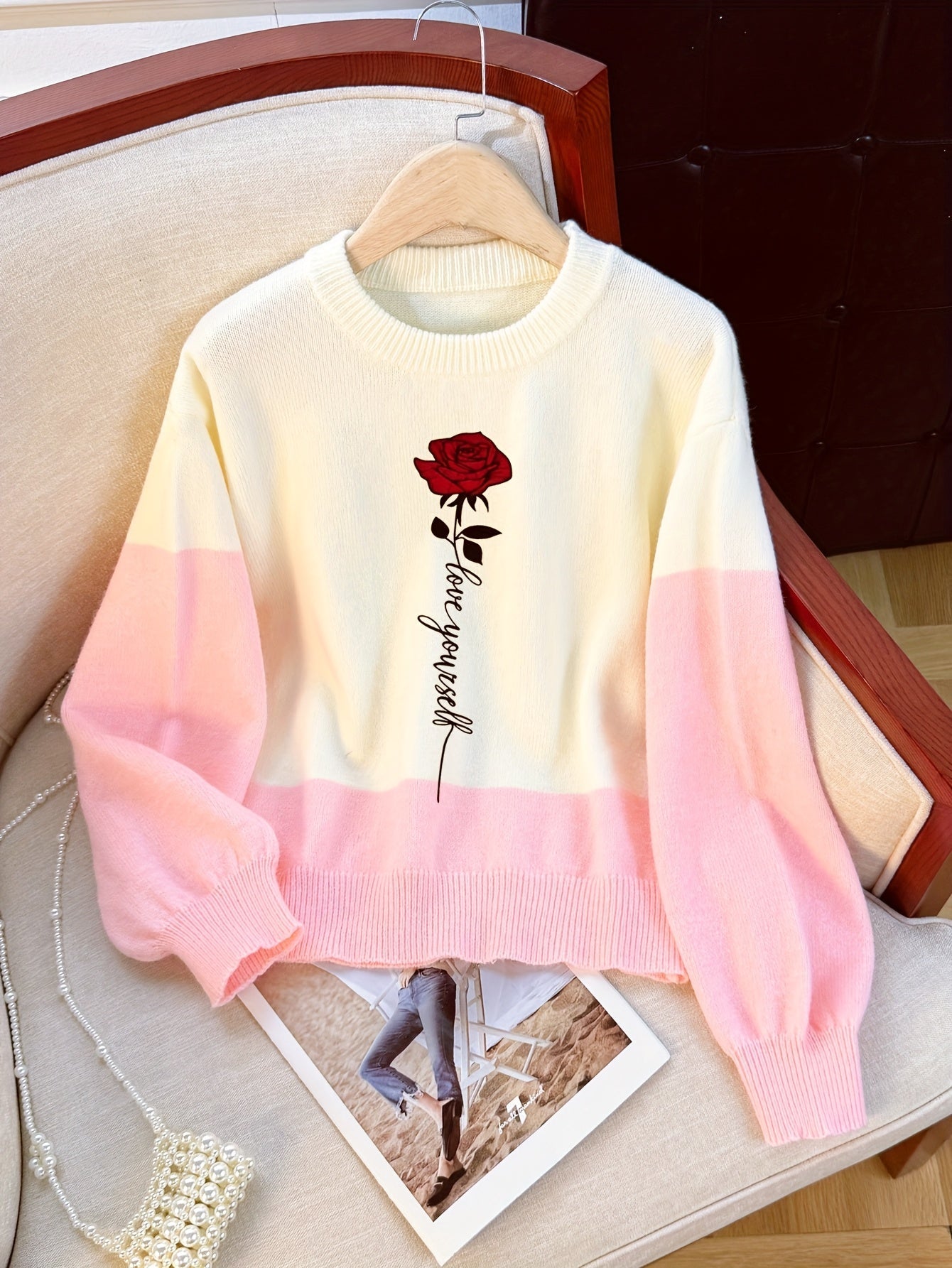 Dame-sweatshirt i creme-rosa, tofarvet med rosenprint og ribmanchetter