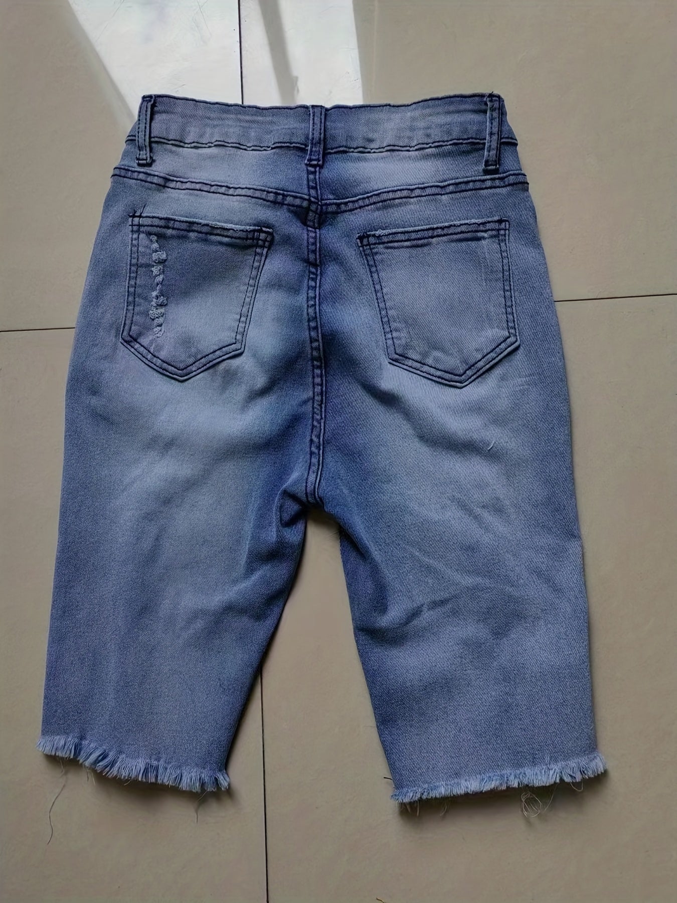 Bermuda jeans da donna effetto usato con frange – Moda estiva alla moda, streetwear e tempo libero