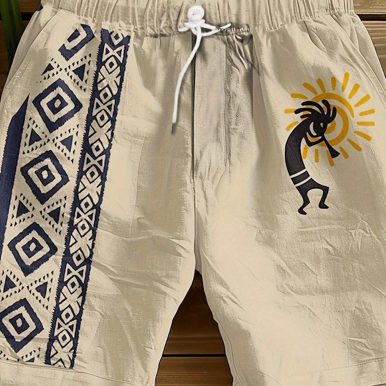 Herre fritidsshorts med etno-mønster og fløjtespiller-print – Trendy sommerbukser til ferie og strand