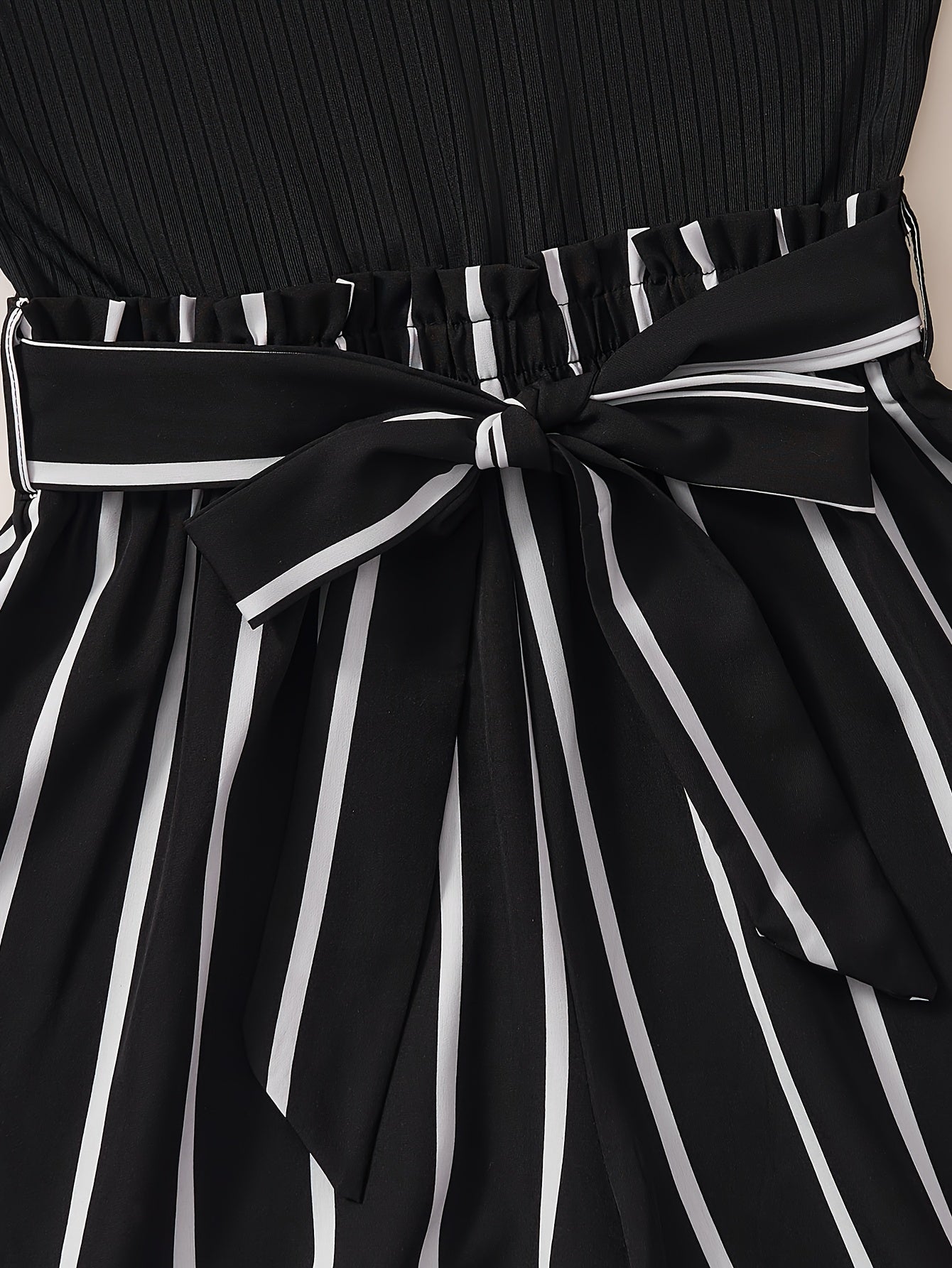 Mono elegante de mujer con estampado de rayas y cinturón de cintura para primavera y verano