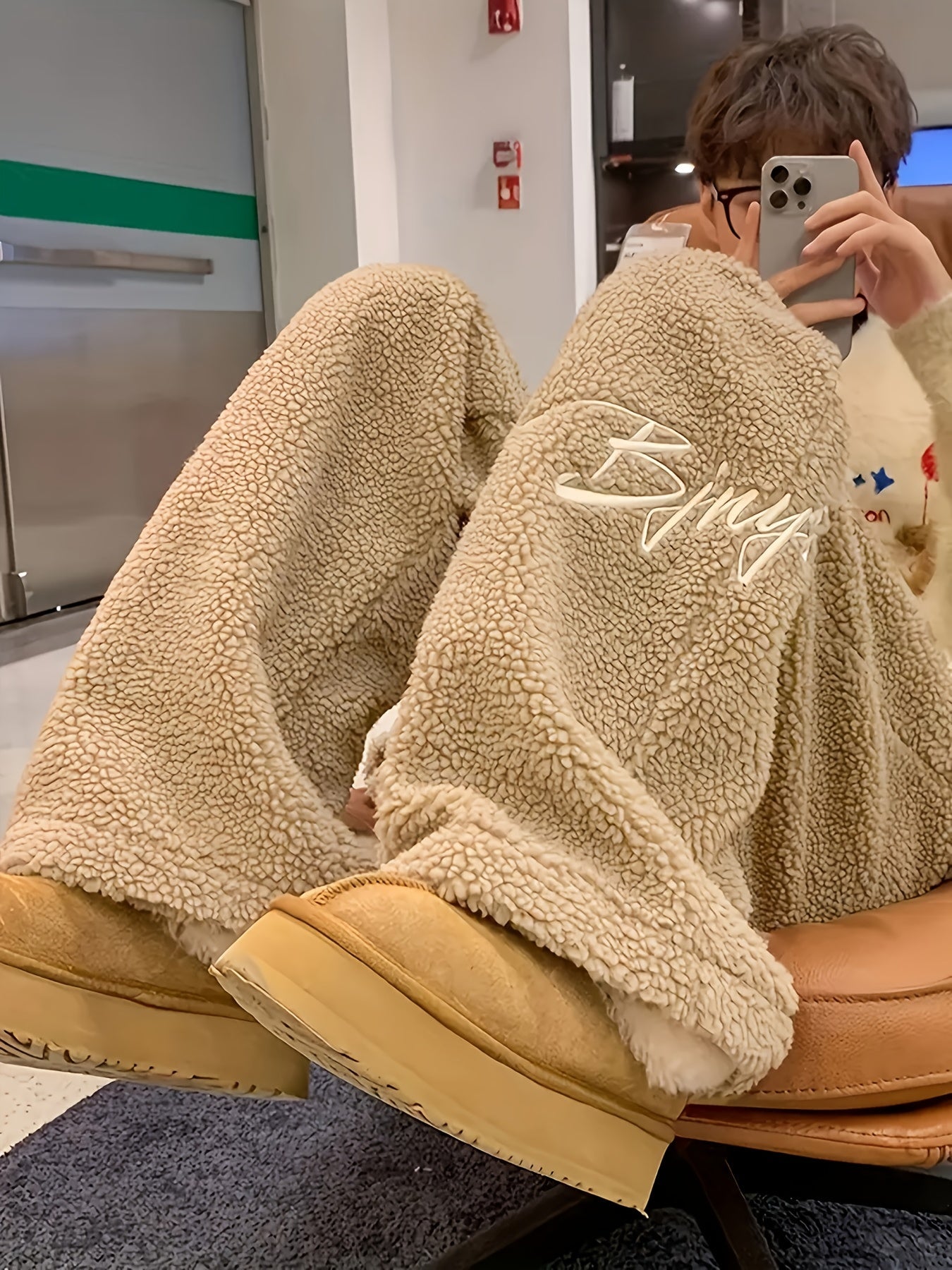 Weite Teddyfleece Hose für Damen, Plüschhose mit Stickerei, lockerer Schnitt