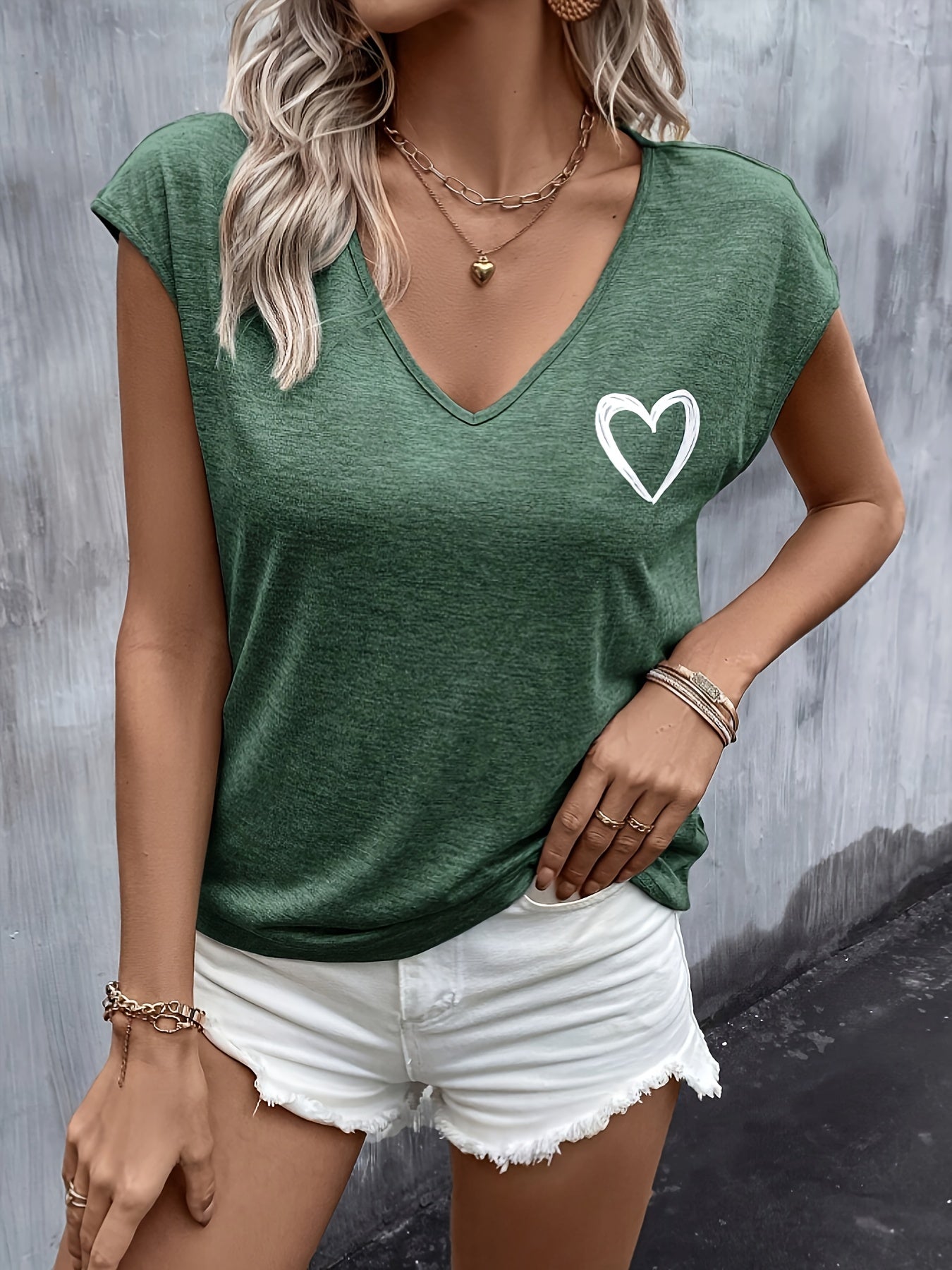 Damen T-Shirt mit Herzprint und V-Ausschnitt – Lässiges Sommer-Top für Freizeit und Alltag