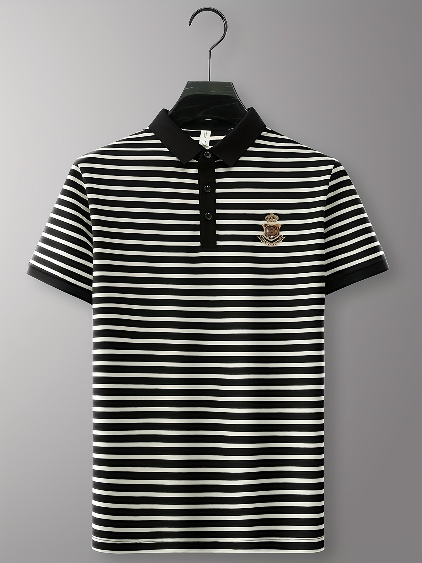 Męska koszulka polo w paski z emblematem na piersi – klasyczna, z krótkim rękawem, styl smart casual