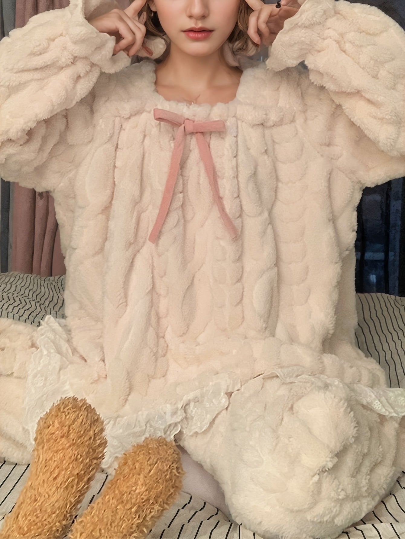 Damen Kuschel-Pyjama Set Hellbeige mit Rüschen und Schleife
