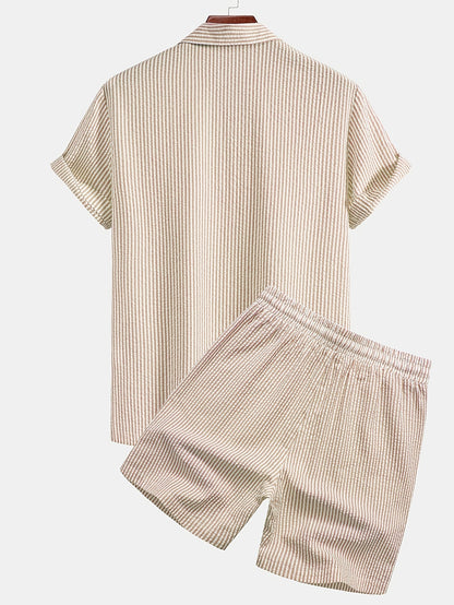 Conjunto para hombre de dos piezas – Atuendo de verano a rayas con camisa de manga corta y pantalones cortos – Estilo vacacional casual y elegante