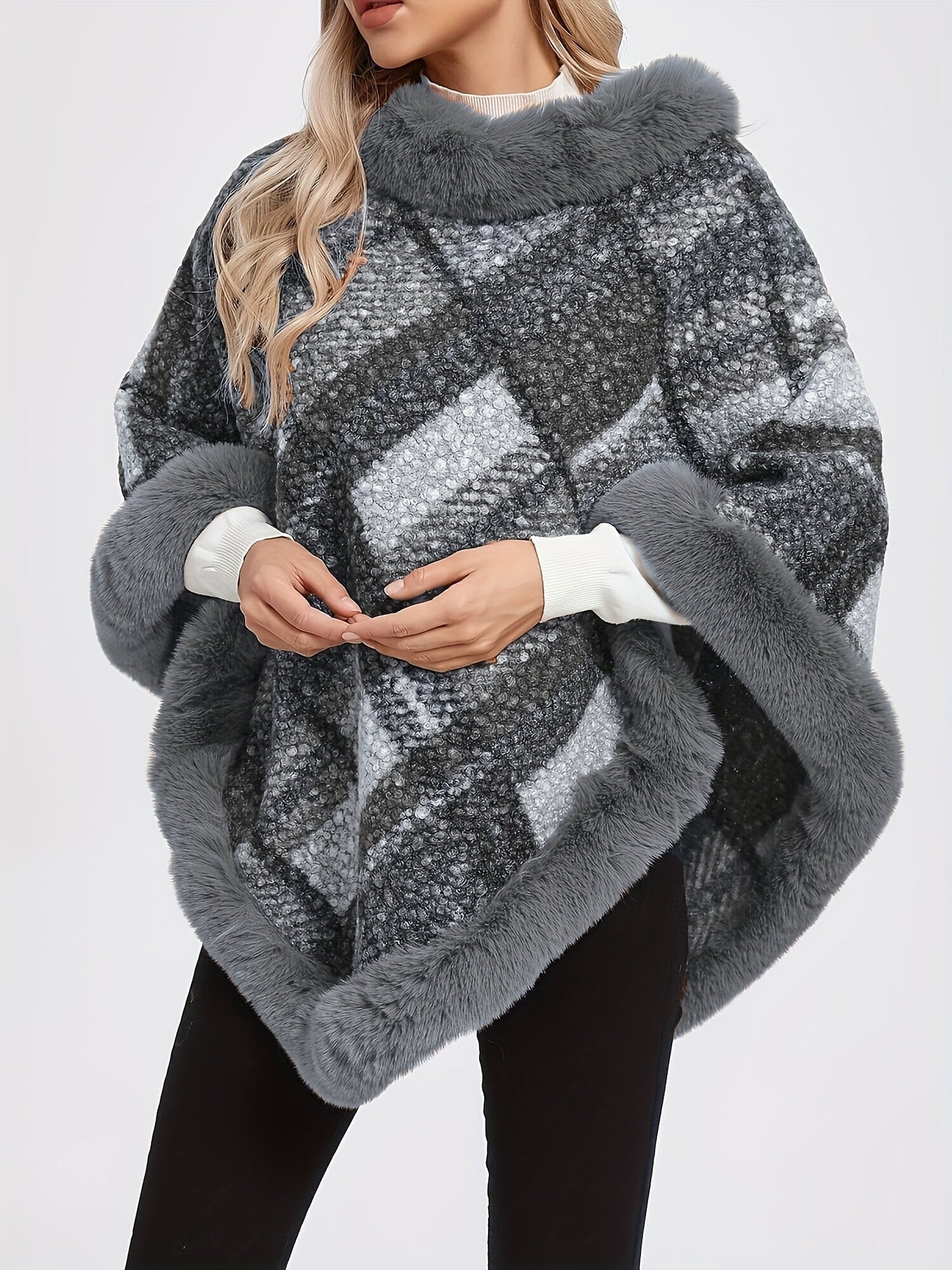 Damen Poncho mit Fellimitatbesatz, kariert, in Brauntönen oder Grau