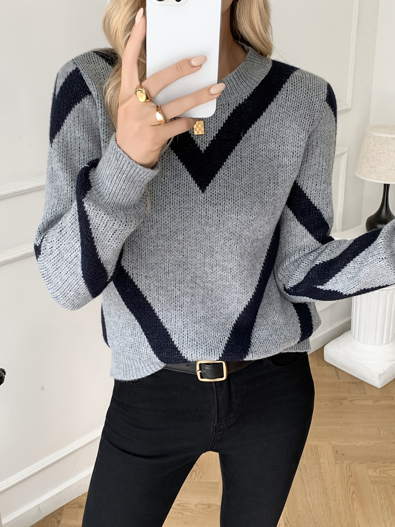 Pullover da donna in maglia con scollo rotondo e motivo chevron grigio e nero