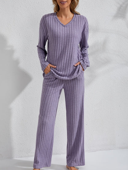 Dame-loungewear-sæt i rib med V-hals, overdel og løse bukser, afslappet, violet