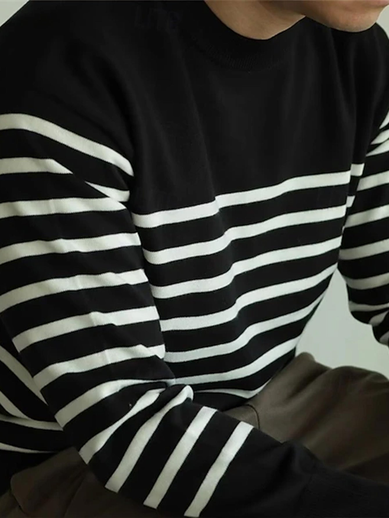 Pullover a maniche lunghe a girocollo a righe