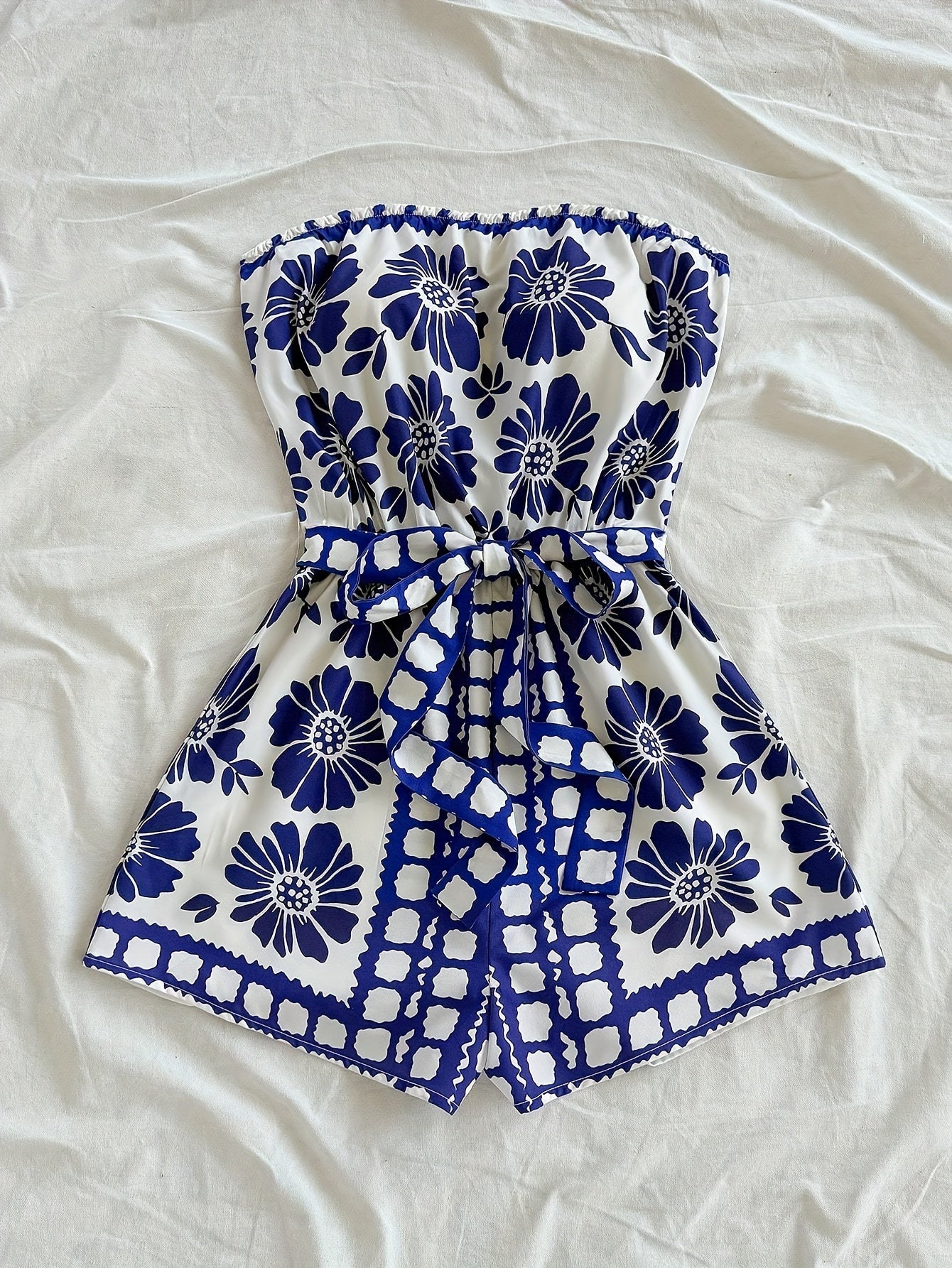 Dame bandeau-jumpsuit med blomsterprint – sommerlig heldrakt for ferie og fritid