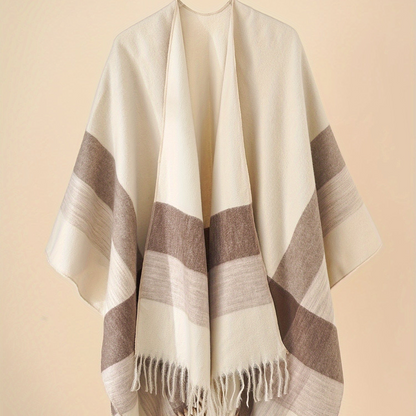 Poncho capa de mujer con flecos y frente abierto
