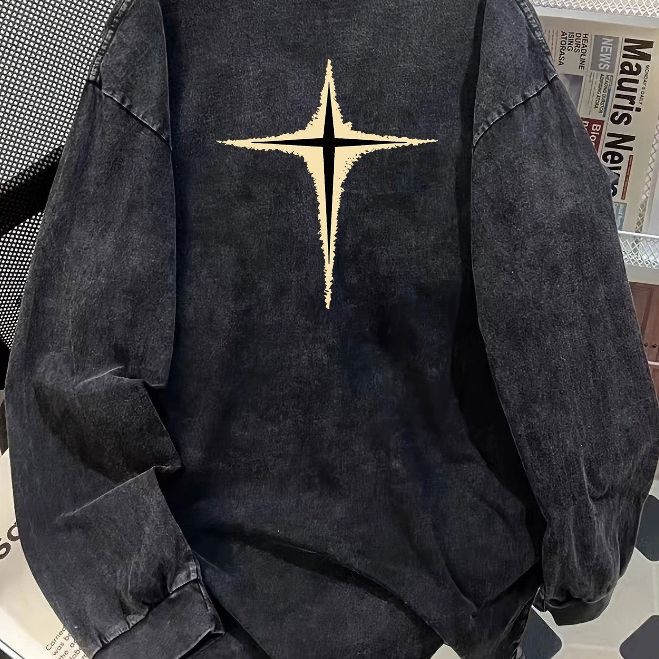 Unisex-langærmet T-shirt i sort med vasket look, stjernemotiv og oversize-pasform