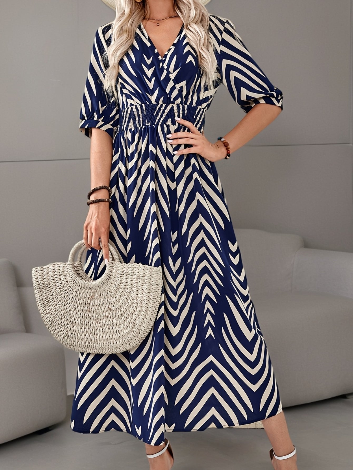 Dame maxikjole med chevronmønster og slå-om-look – Elegant fritids- og sommerstil