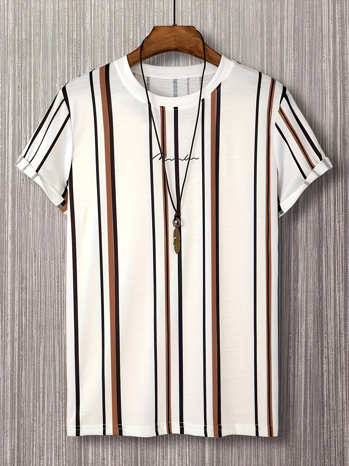 Męski T-shirt z pionowym wzorem w paski i nowoczesnym napisem – miejski casualowy styl