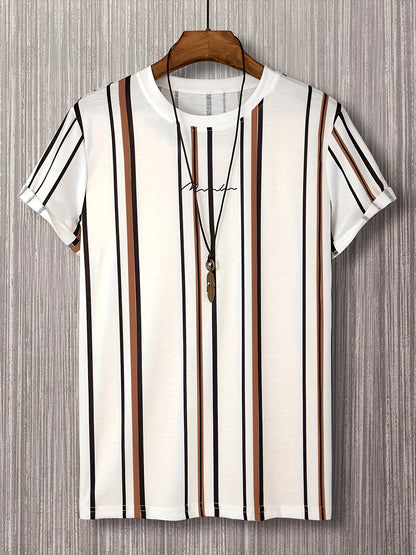Męski T-shirt z pionowym wzorem w paski i nowoczesnym napisem – miejski casualowy styl