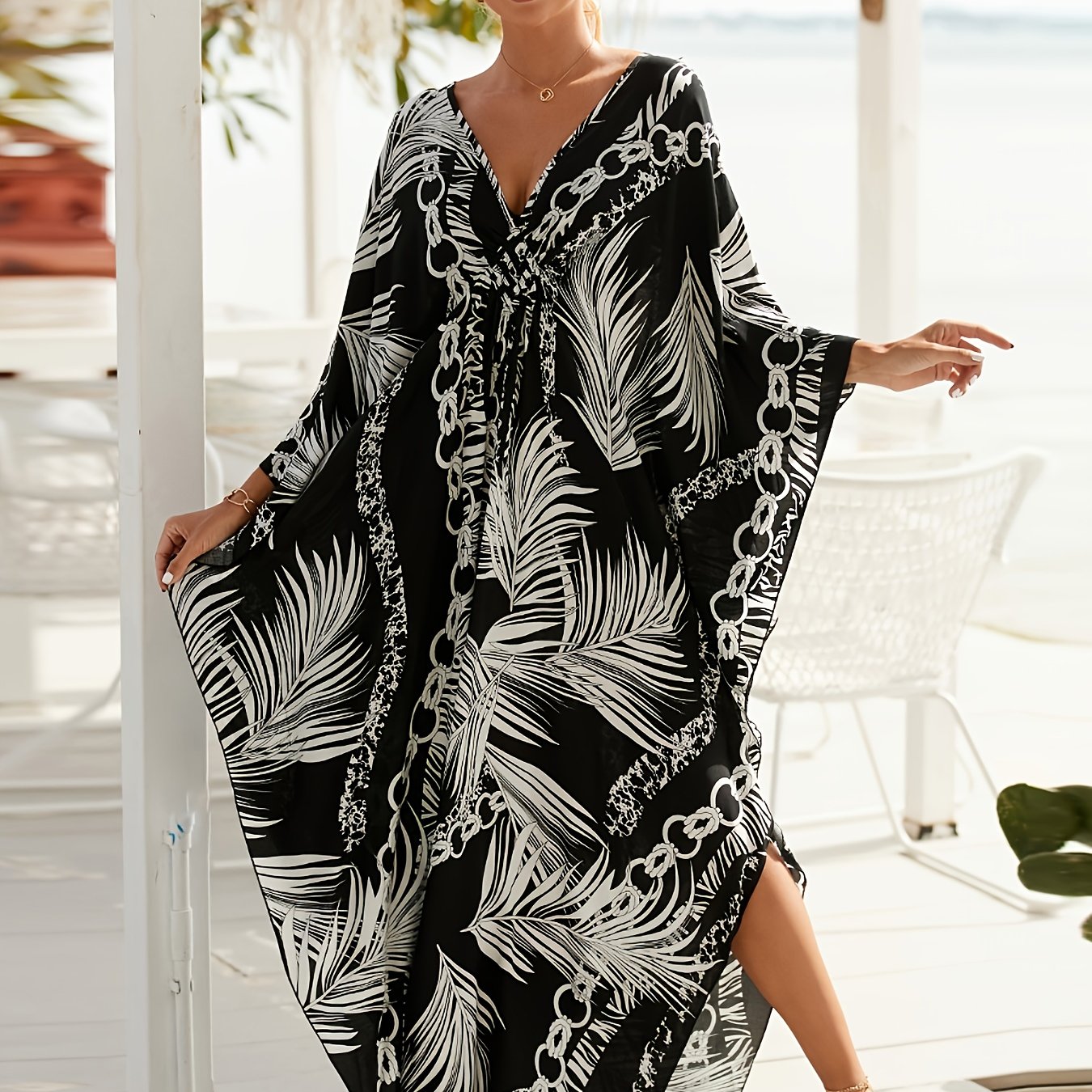 Kaftan de luxe pour femme – motif tropical de palmiers et chaînes, parfait comme paréo de plage ou de piscine