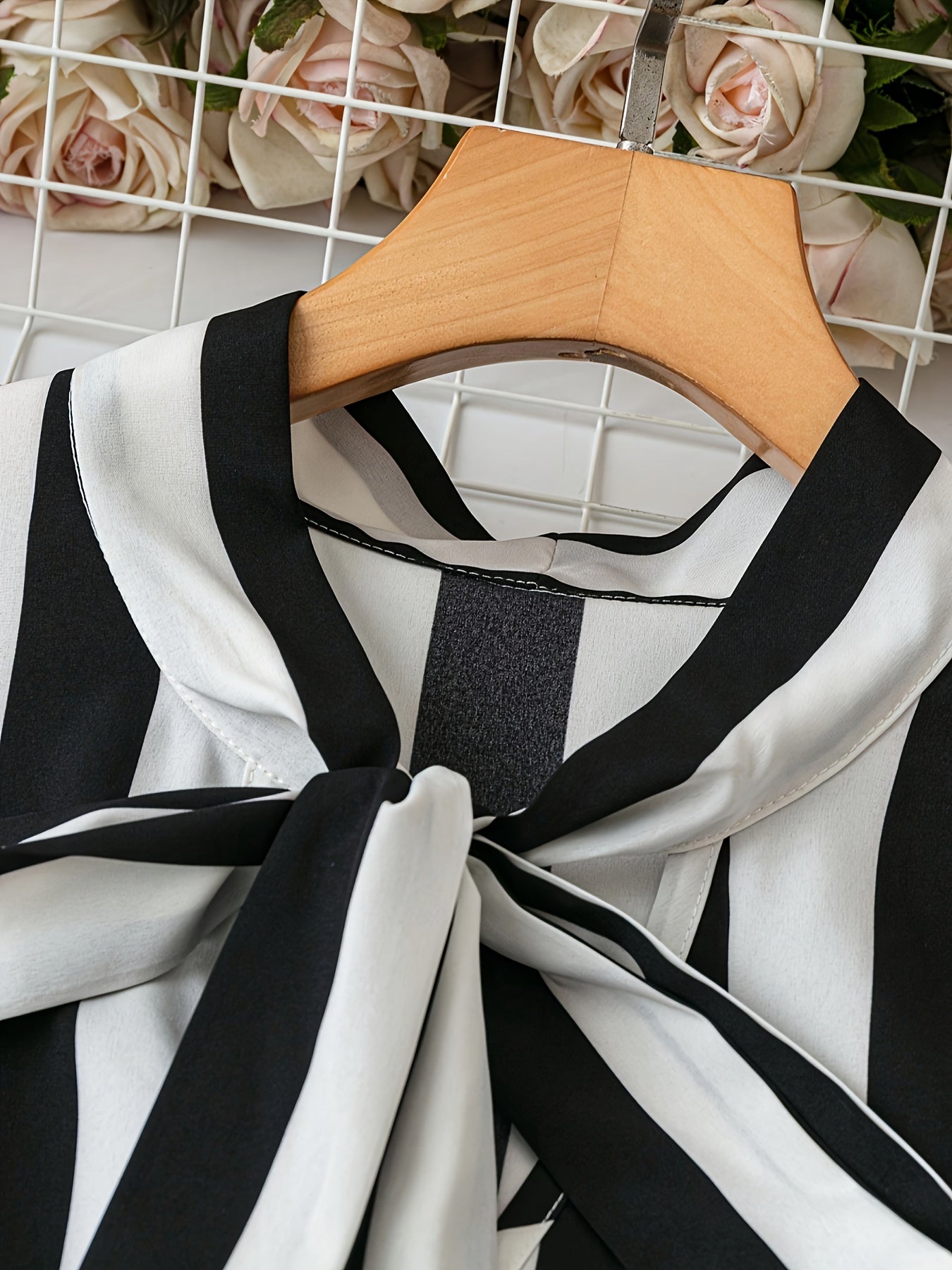 Damebluse elegant med stribet mønster og sløjfehals – Business & fritid