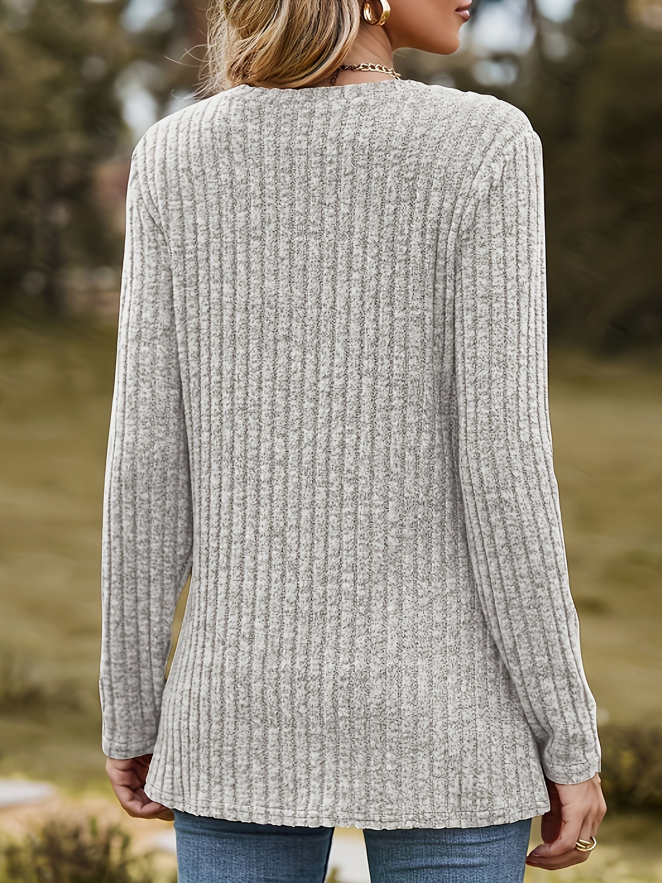 Langærmet dameshirt med rund hals og hjerteapplikation
