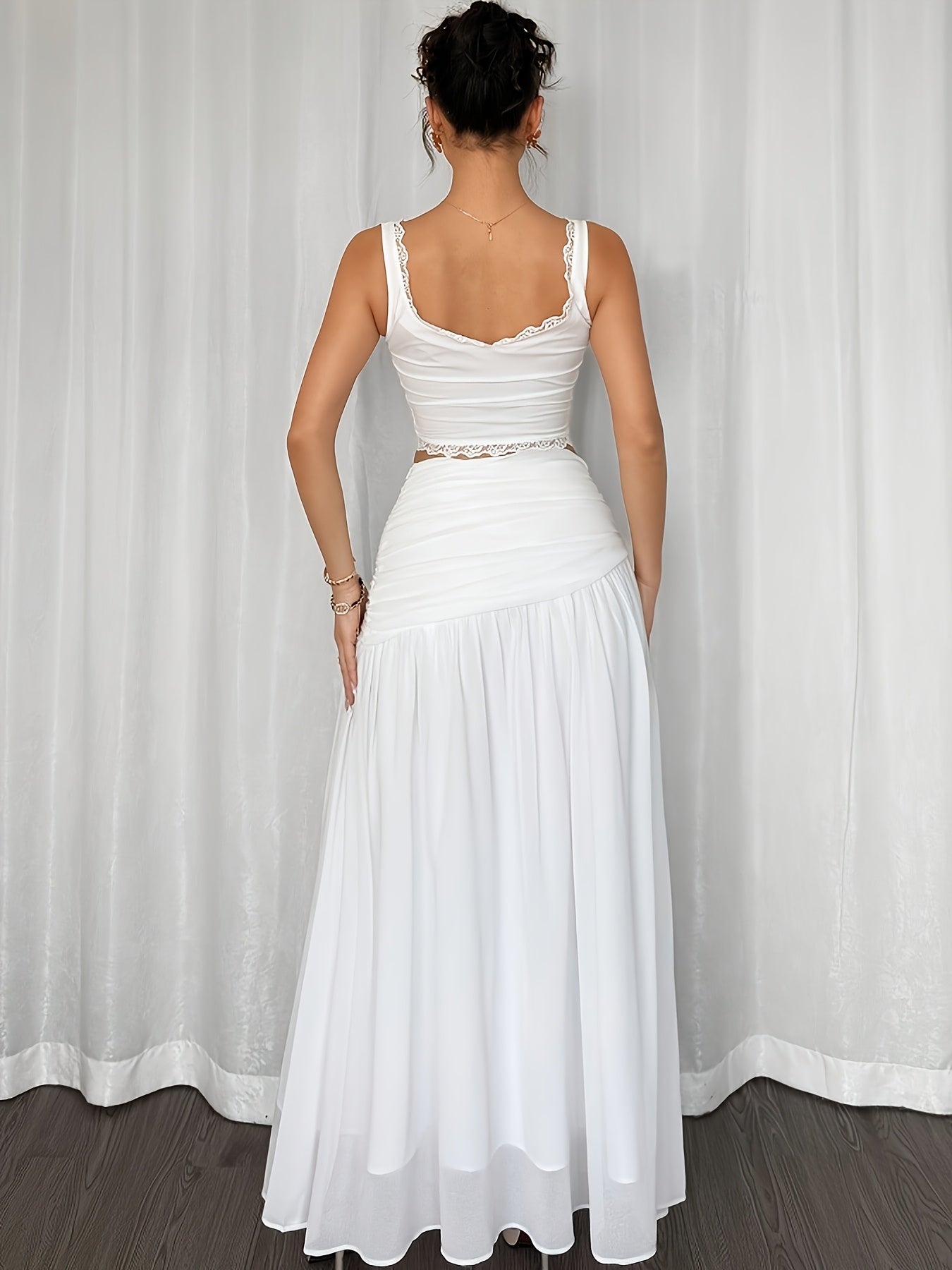 Gonna lunga da donna in stile resort sulla spiaggia, elegantemente drappeggiata, look estivo romantico