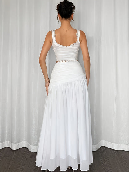 Gonna lunga da donna in stile resort sulla spiaggia, elegantemente drappeggiata, look estivo romantico