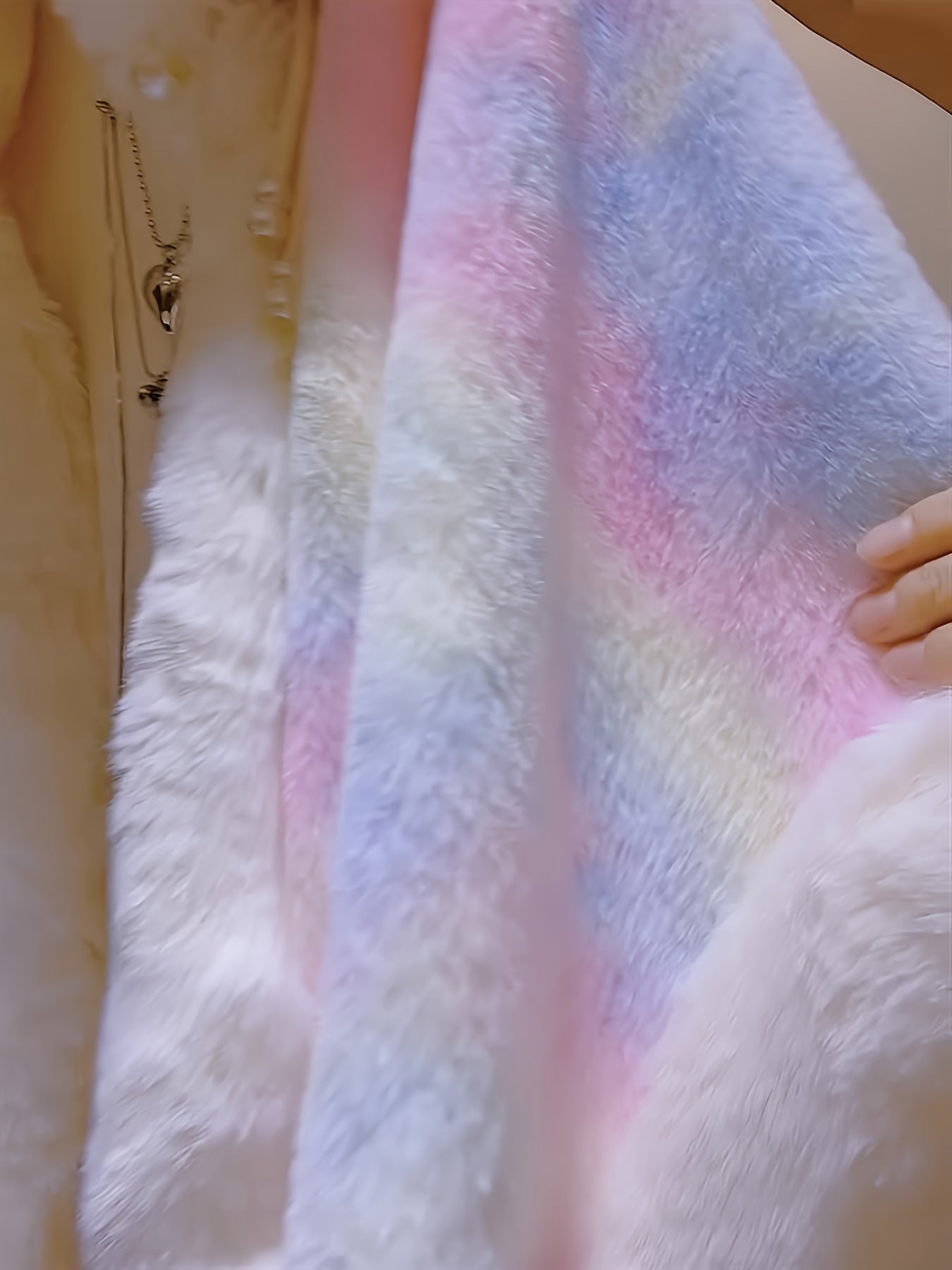 Bunter Cape mit Kapuze und Fransen aus Plüschmaterial