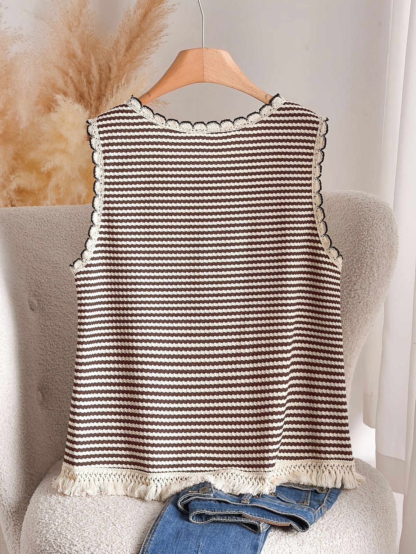 Dame strikket topp i boho-stil med striper og frynser, ermeløs – Perfekt for vår og sommer