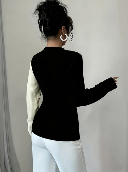 Pullover in maglia bicolore con motivo a cuori e collo alto da donna