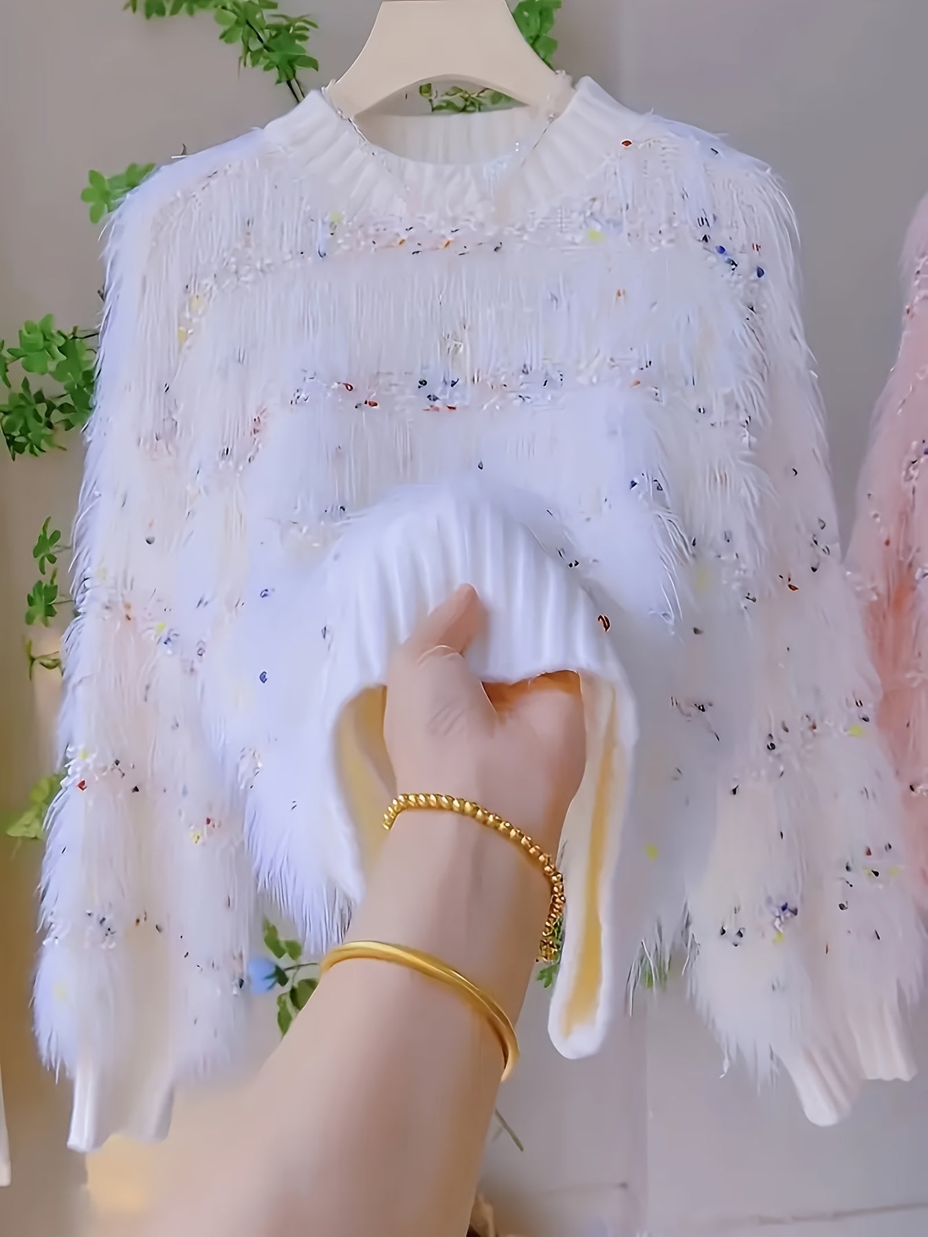 Maglione bianco da donna con frange e accenti colorati