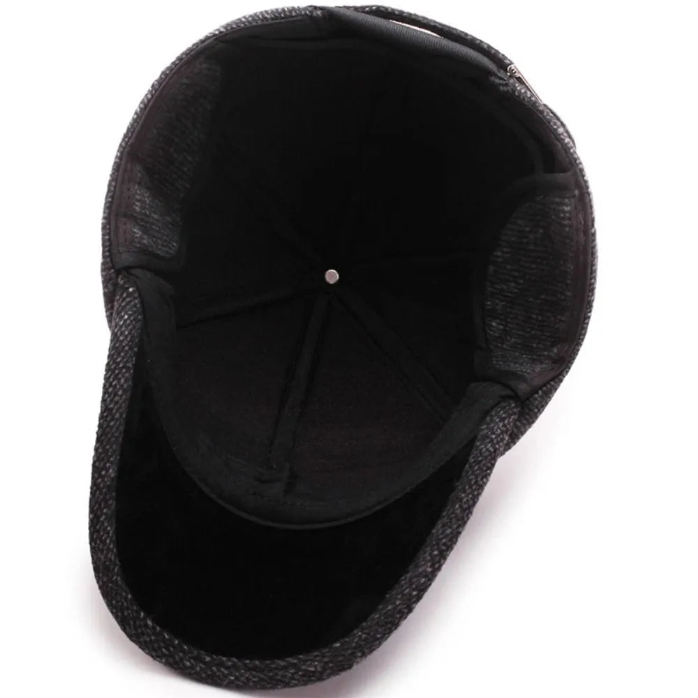 Klassieke wintermuts met oorflappen in snapback-stijl