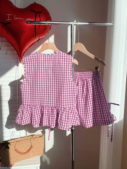 Damset med två delar med ränder – ärmlös volangtopp och shorts med rosetter, sommarstil