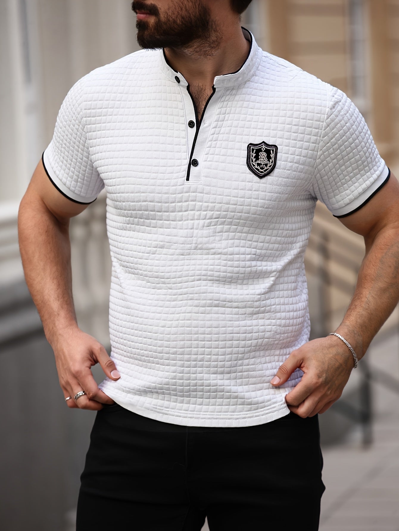 Maglietta Henley da uomo a maniche corte con collo alla coreana e stemma – Top casual moderno per tutti i giorni e uscite