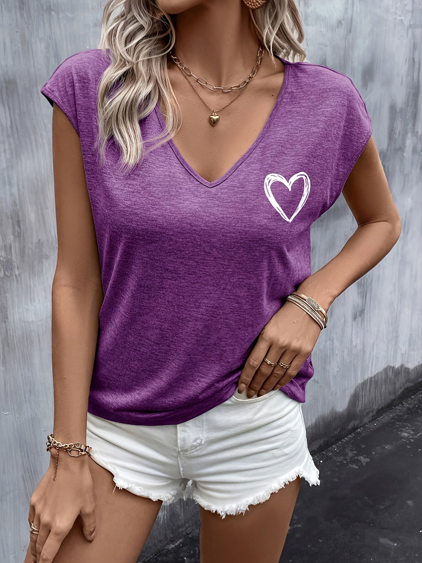 Damen T-Shirt mit Herzprint und V-Ausschnitt – Lässiges Sommer-Top für Freizeit und Alltag