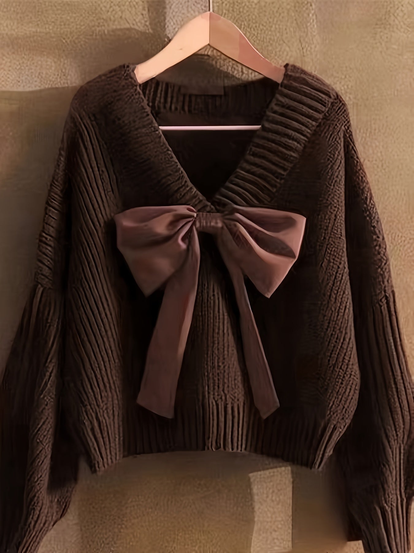 Pullover da donna in maglia grossa con scollo a V e grande fiocco