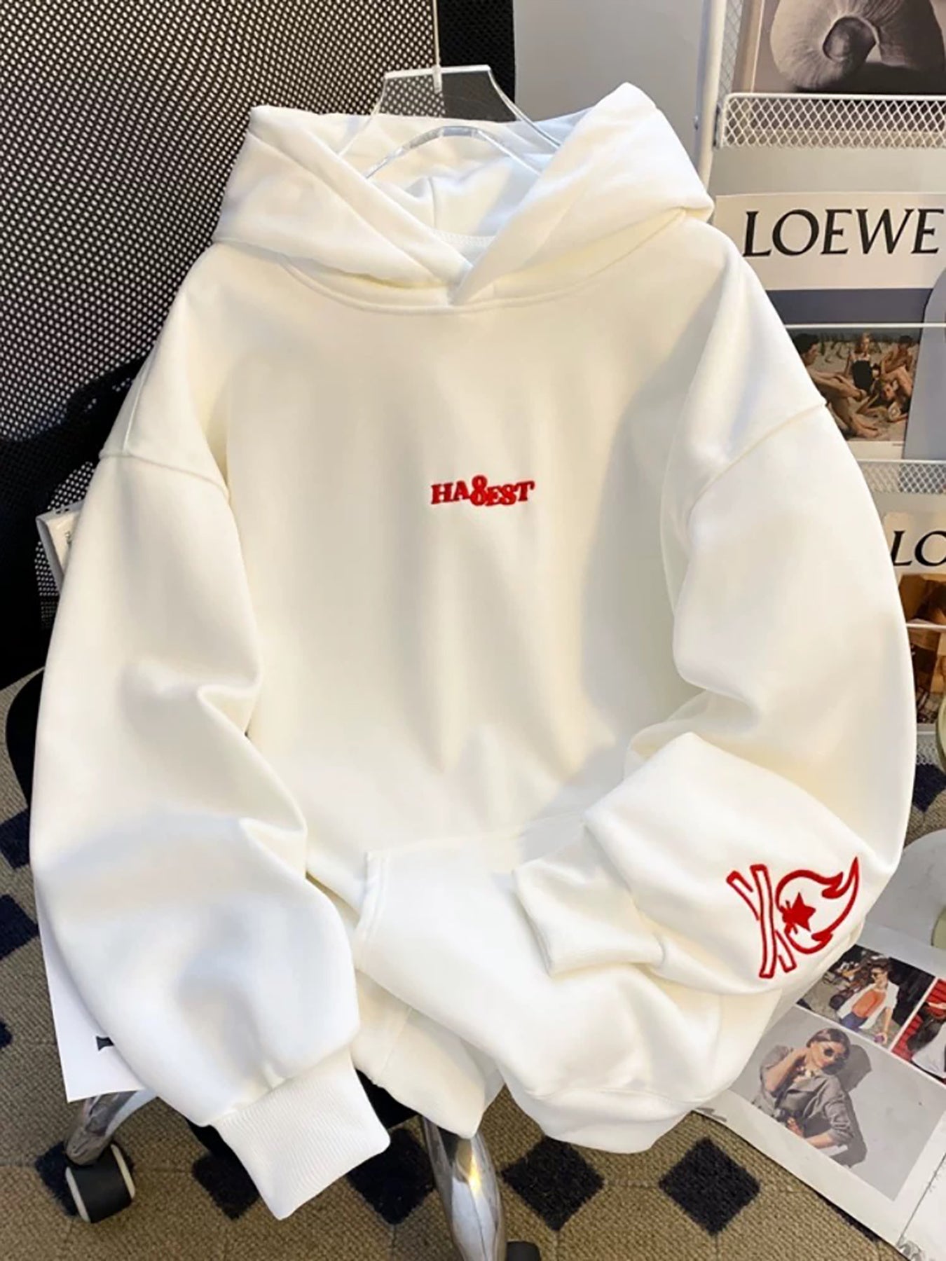 Weißer Hoodie mit Kapuze und roter Stickerei