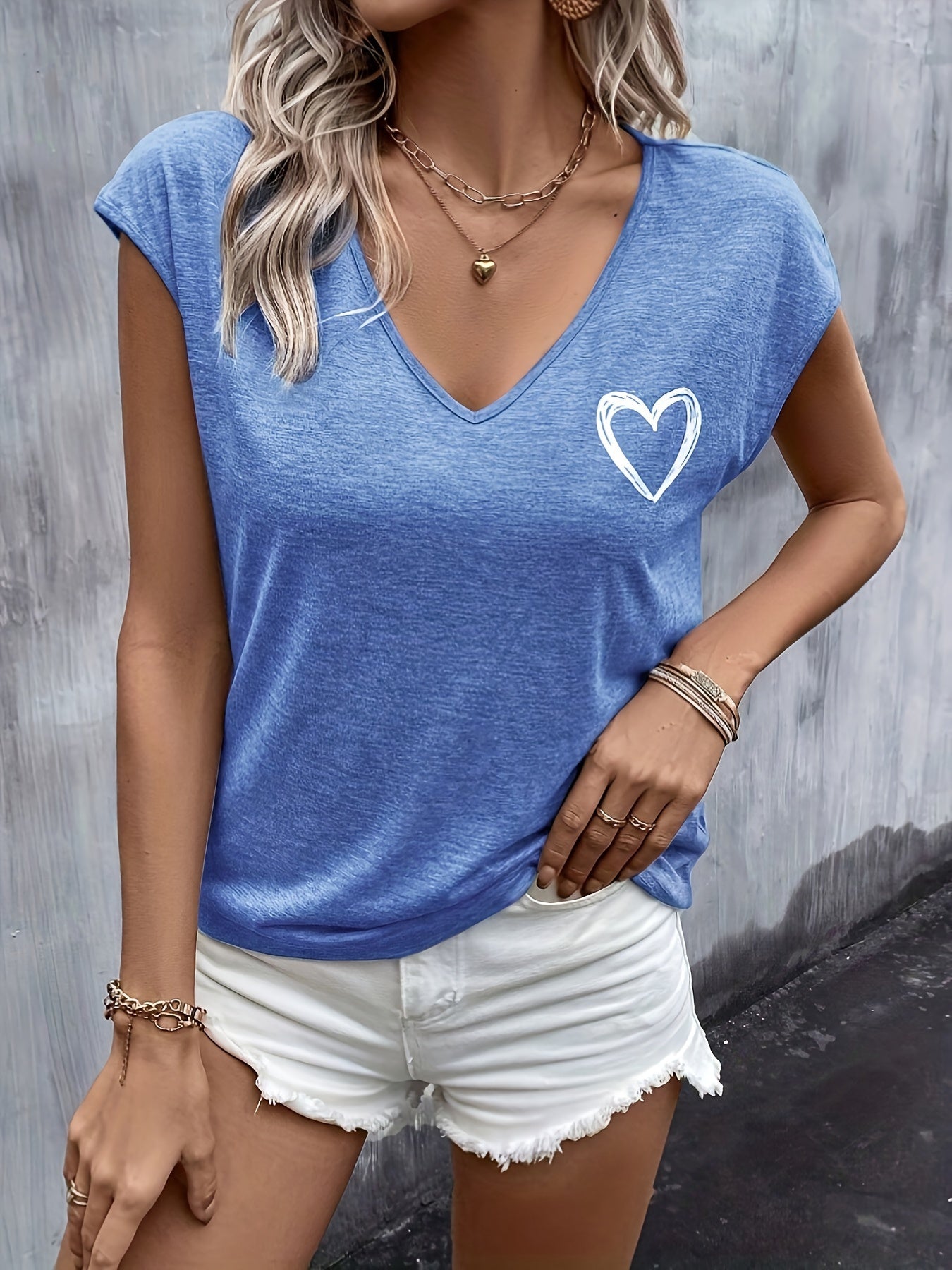 Damen T-Shirt mit Herzprint und V-Ausschnitt – Lässiges Sommer-Top für Freizeit und Alltag