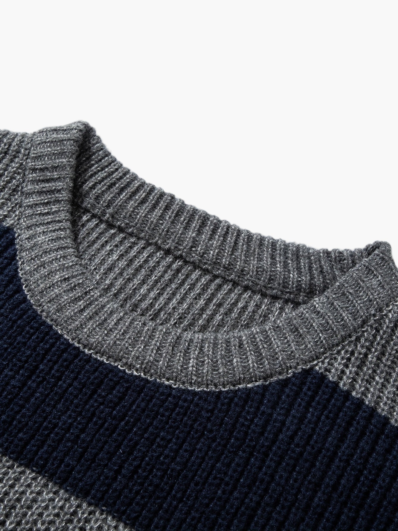 Męski sweter dziany w swobodny wzór pasków na jesień i zimę