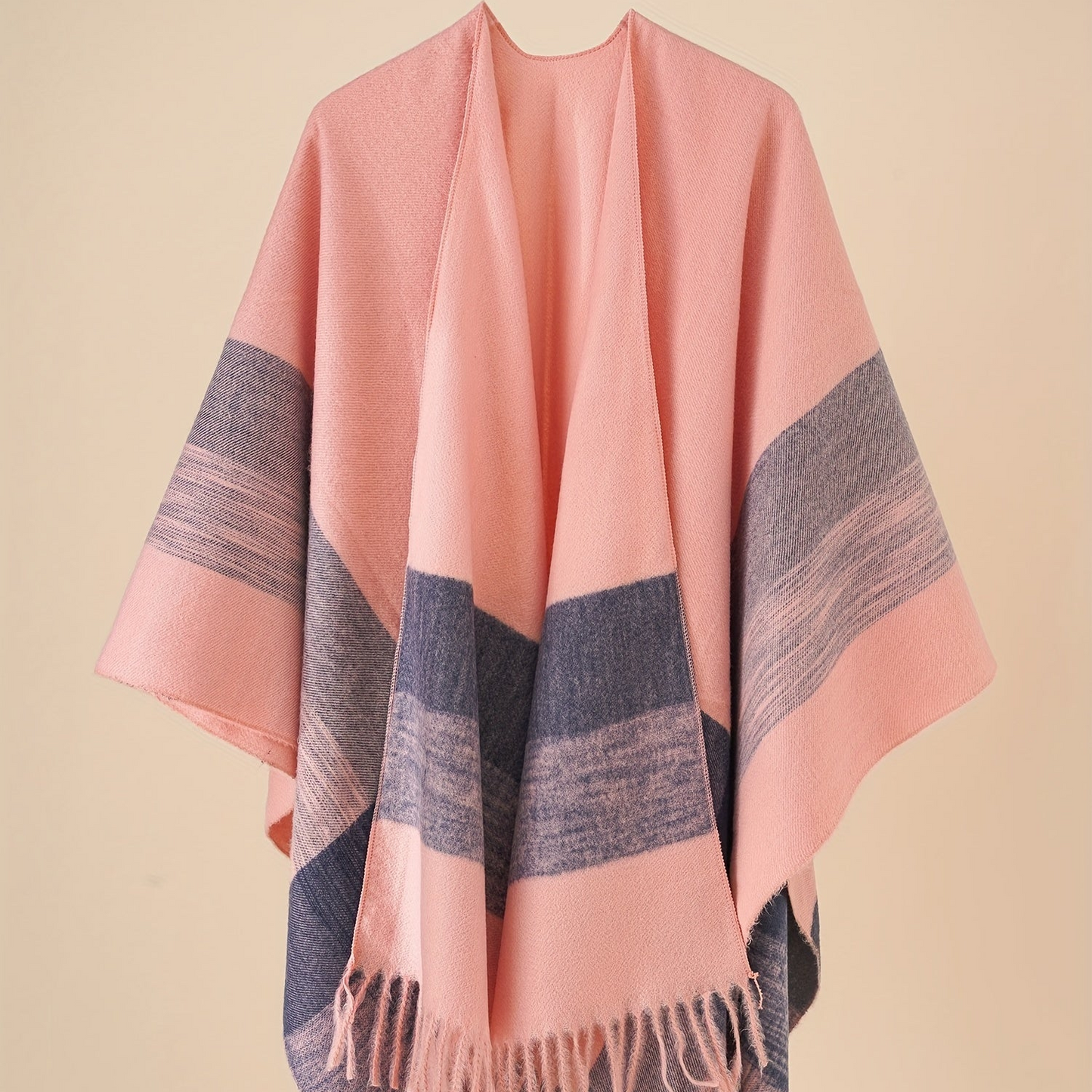 Poncho capa de mujer con flecos y frente abierto