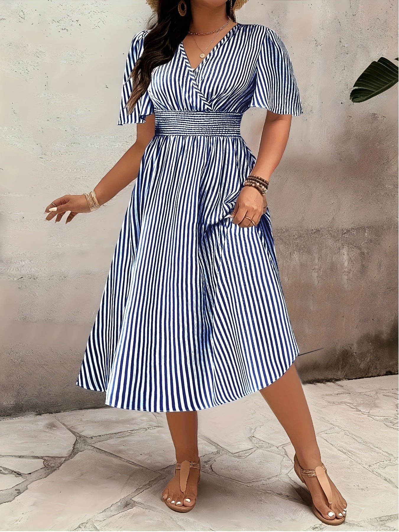Robe midi élégante rayée pour femme avec décolleté en V et taille froncée – Parfaite pour le quotidien et les occasions spéciales
