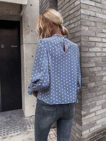 Blusa de mujer de manga larga, cuello mao con volantes, azul claro con estampado de lunares