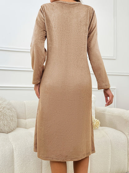 Damen Loungewear Kleid aus weichem Material mit Taschen und Stickerei