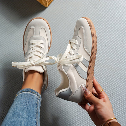 Damsneakers i retrostil med sportig design för vardag och fritid