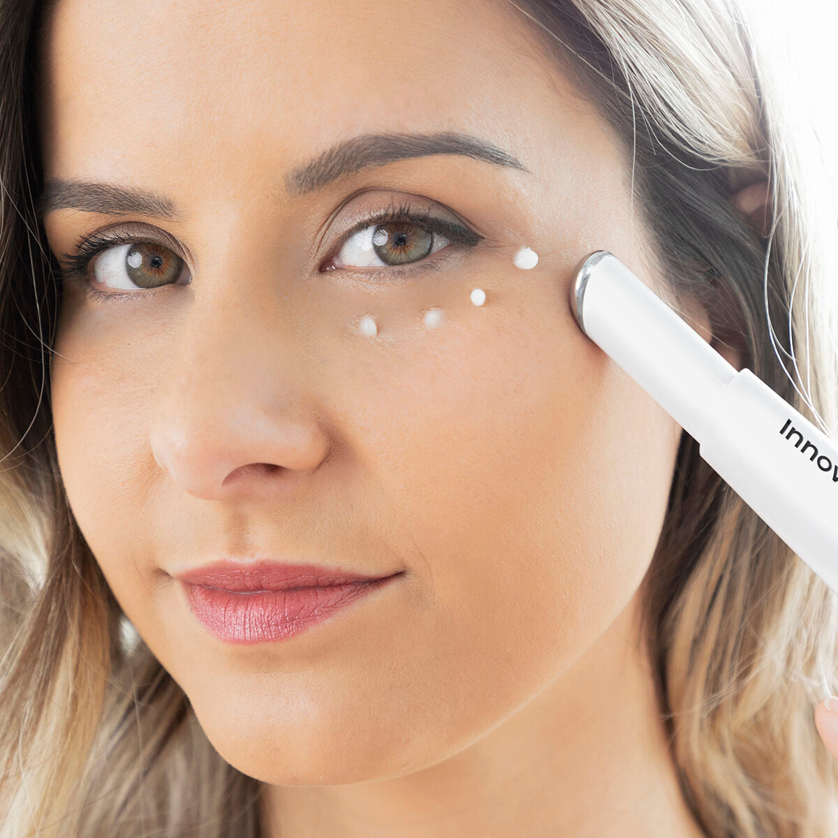 Set oogmassageapparaat met fototherapie, thermotherapie en oogcrème 15 ml