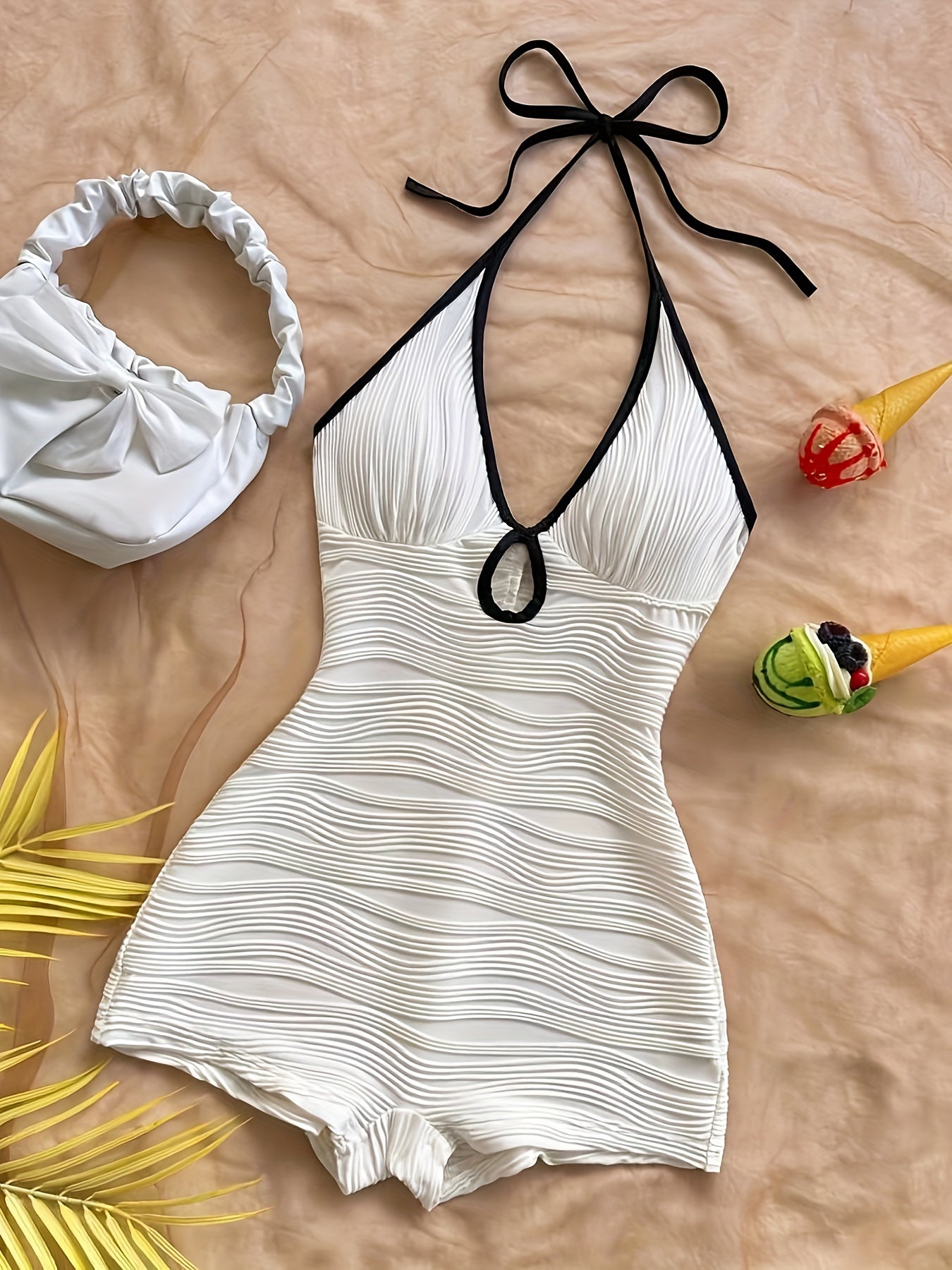 Dam baddräkt i ett stycke med vågmönster och halterneck – elegant retrostil för strand och pool