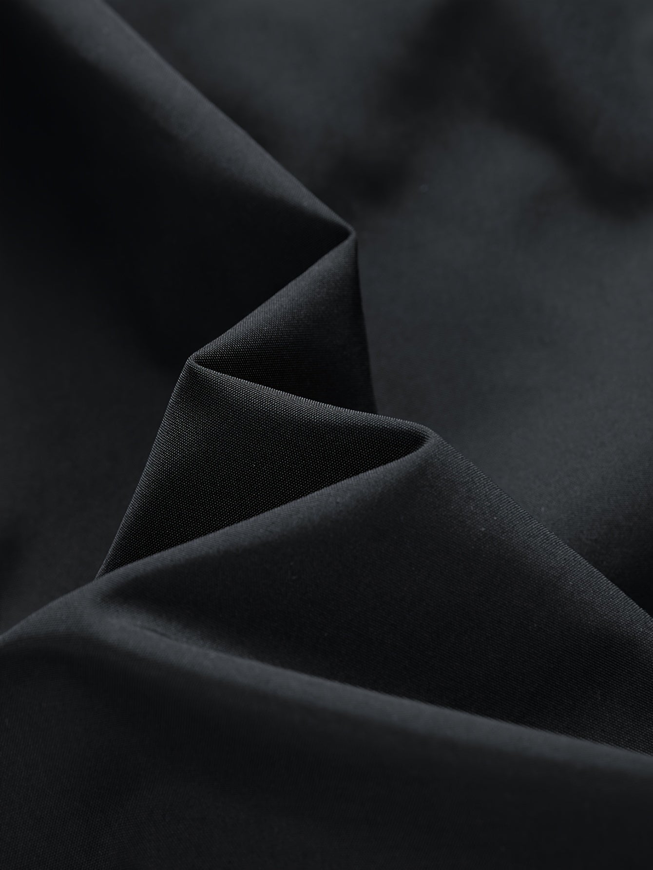 Schwarze Jacke mit Kapuze und rotem Drachen-Stickerei
