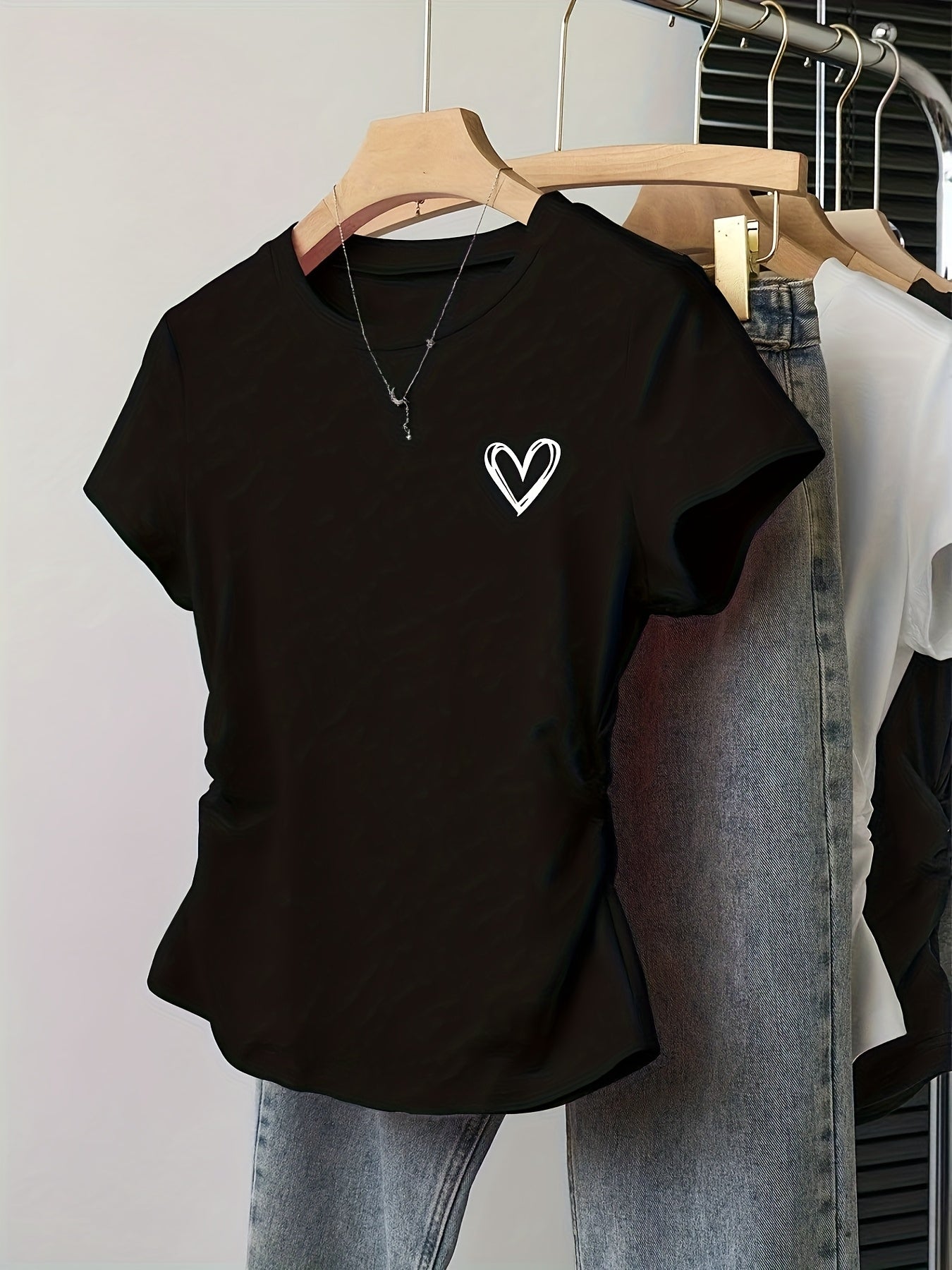 Camiseta para mujer con estampado de corazón y corte moderno – Ideal para día a día y ocio